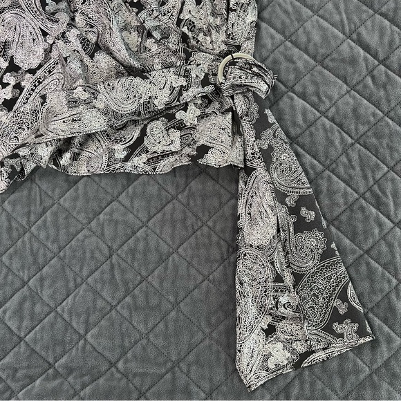 Michael Kors Top Women’s 2X Wrap Blouse Paisley Silver Shirt B22 - Picture 6 of 8